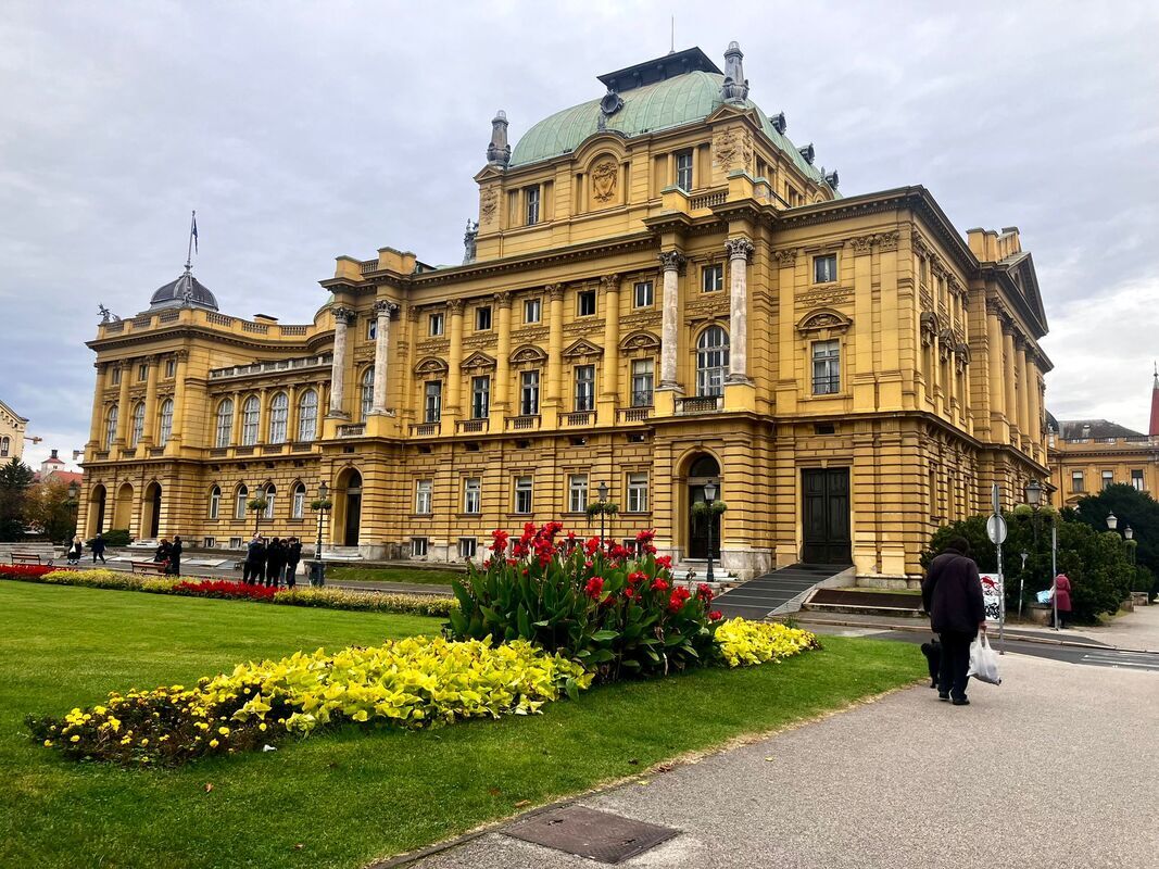 1000014681.jpg Museum of Zagreb, facade.