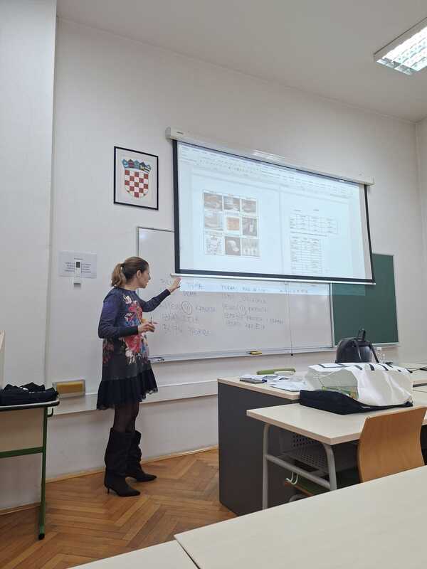 1000014735.jpg A teacher giving a lecture.