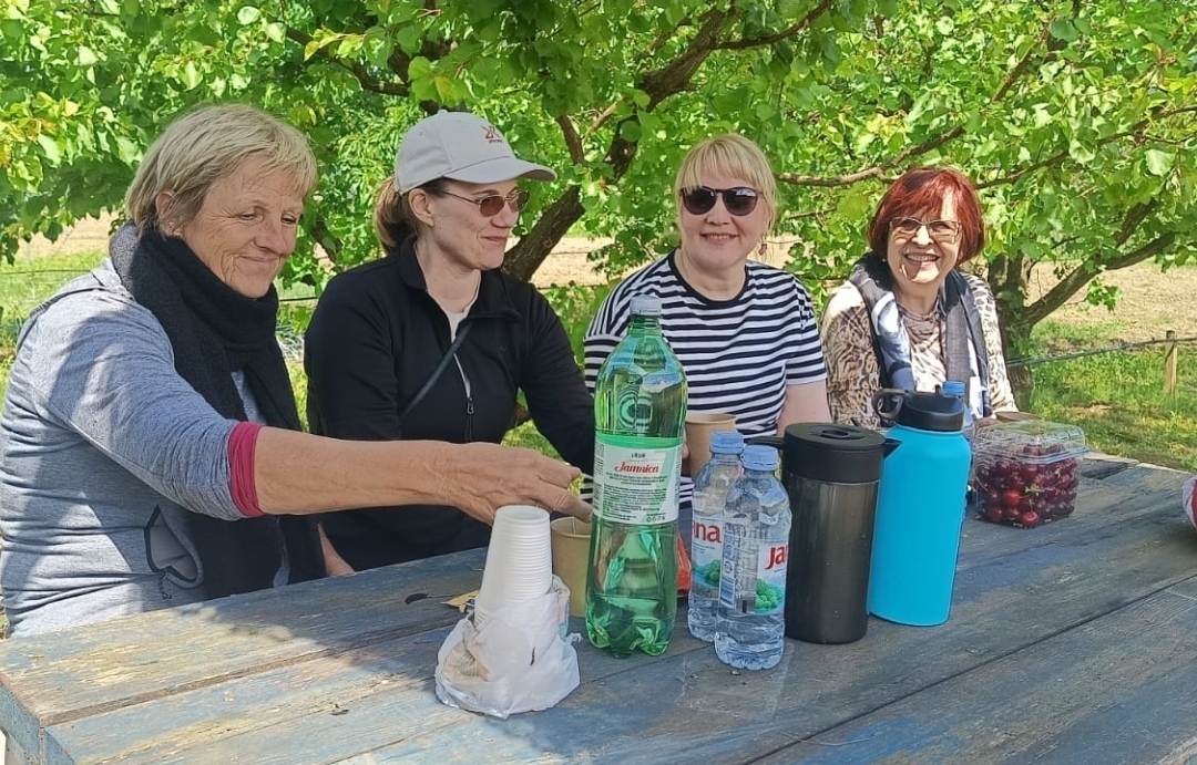 Screenshot_20260513_161751_WhatsApp.jpg MOST-opiston Erasmus+ -koordinaattori Tanja, Tiina, Kati ja vapaaehtoisena MOST-opistossa toimiva Jana kahvitauolla kirsikkatilalla.