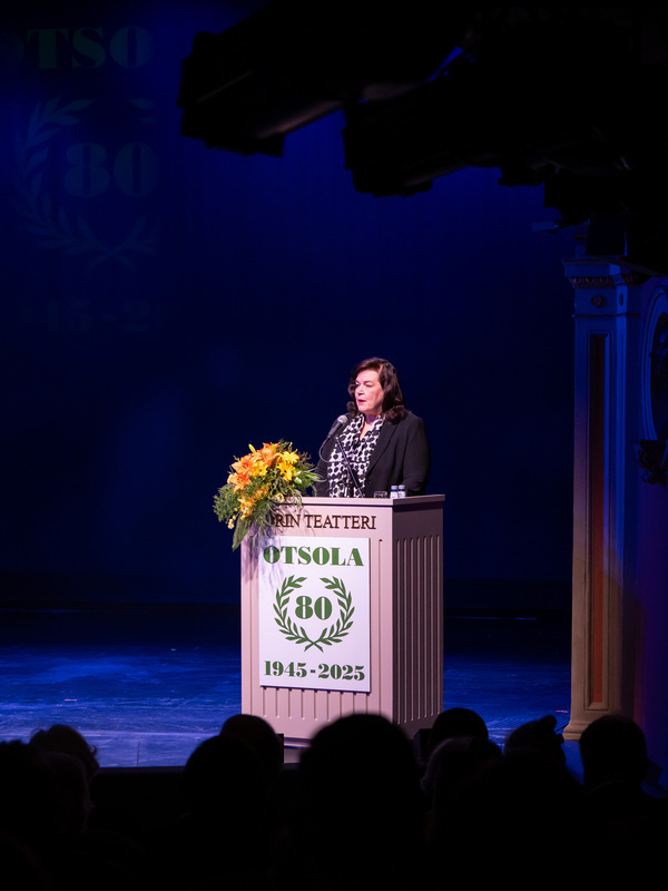 Anne Holmlund pitämässä juhlapuhetta Otsolan 80-vuotisjuhlassa.