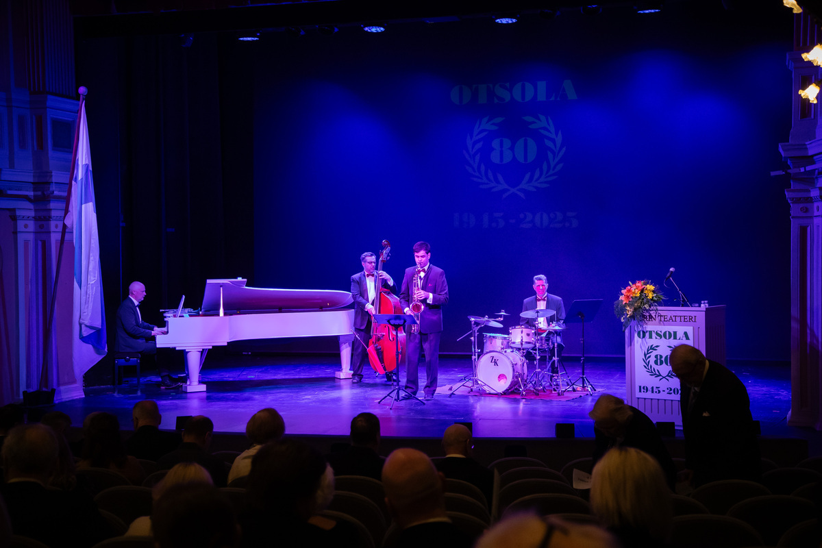 Tiger Rag Band esiitymässä Porin Teatterin lavalla Otsolan 80-vuotisjuhlassa.
