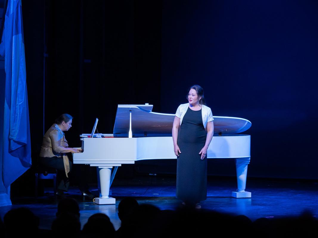 Sopraano Marja Haapaniemi ja pianisti Laura Piirto esiintymässä Porin teatterin lavalla Otsolan 80-vuotisjuhlassa.