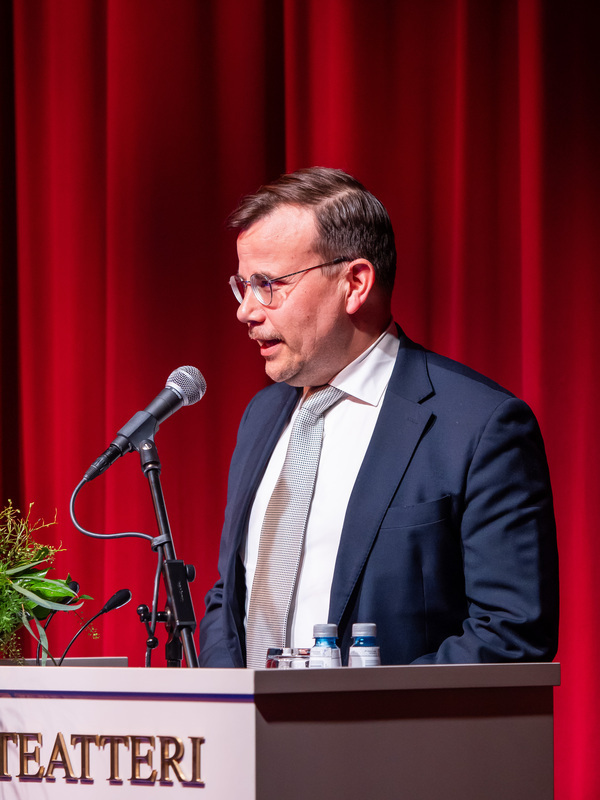 Ville Ylikahri pitämässä puhetta ansiomerkkien jakamisen yhteydessä Otsolan 80-vuotisjuhlassa.