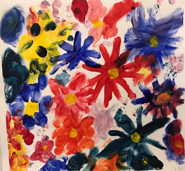 Lapsen taideteos jossa erivärisiä maalattuja kukkia.