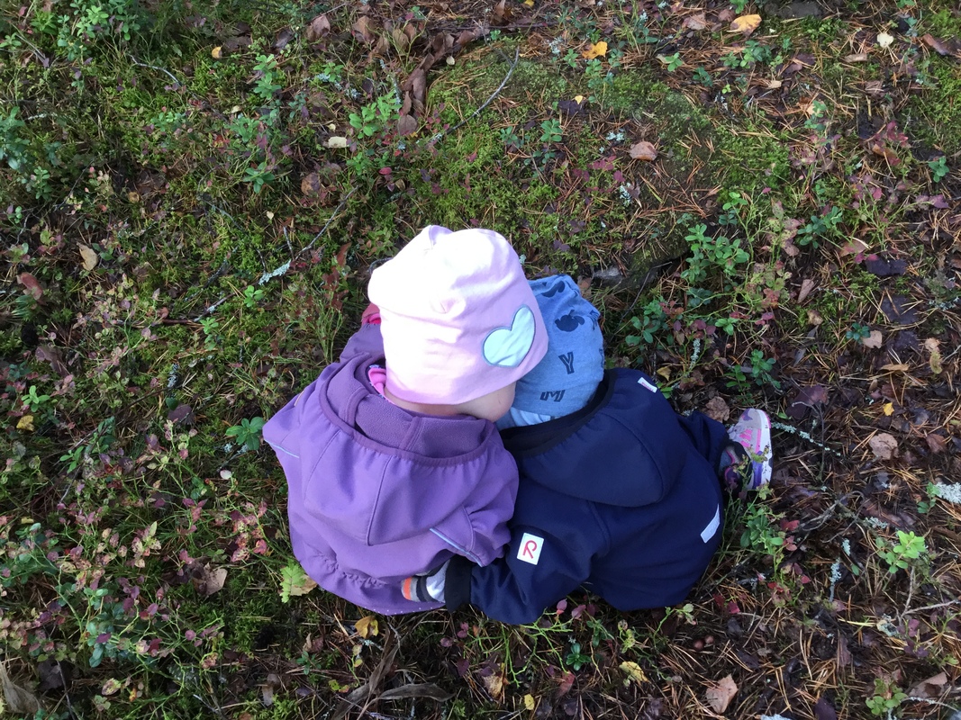 Metsäretkellä ehtii nauttia luonnosta ja kavereiden läheisyydestä.