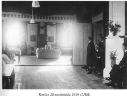 Koulun 20-vuotisjuhla v. 1919: mustavalkoinen kuva salista