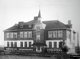 Jugendrakennus v. 1923: puurakennus, jossa mm. torni
