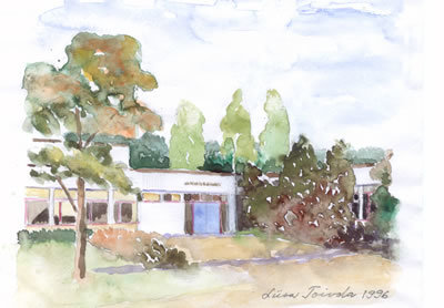 Taiteellinen akvarellikuva Heikan koulun päädystä; maalannut Liisa Toivola 1996: valkoinen, yksikerroksinen koulurakennus kasvien ympäröimänä.