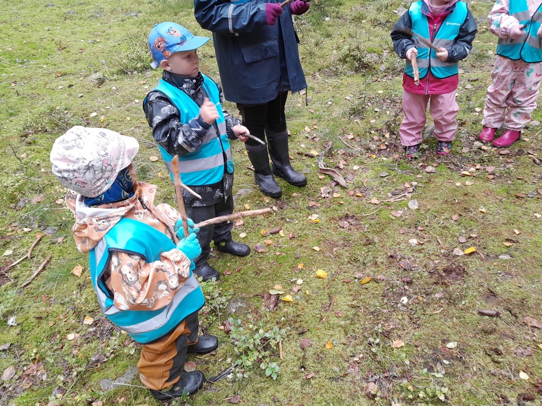 20260918_094125.jpg lapset musisoi metsässä.