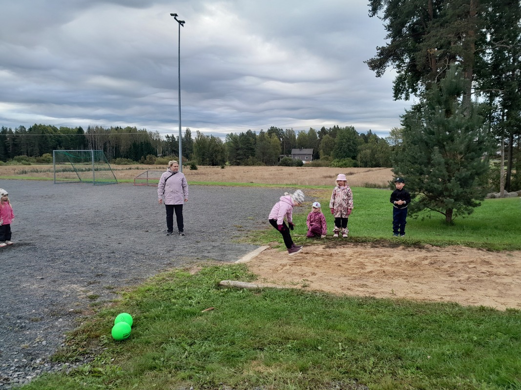 20260907_093149.jpg Lapsi hyppää pituushyppyä.