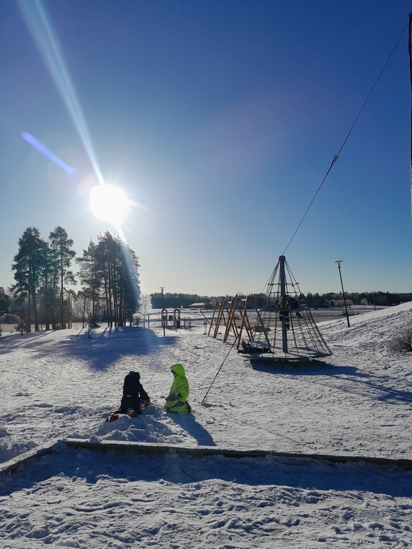 Helmikuun auringonpaisteesta nauttimista