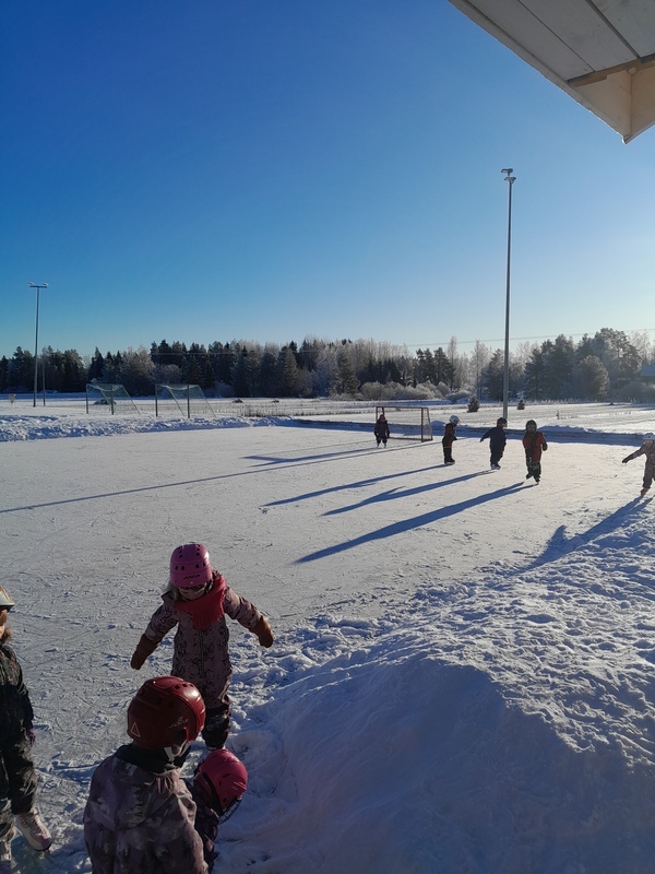 Lapset luistelemassa jäällä