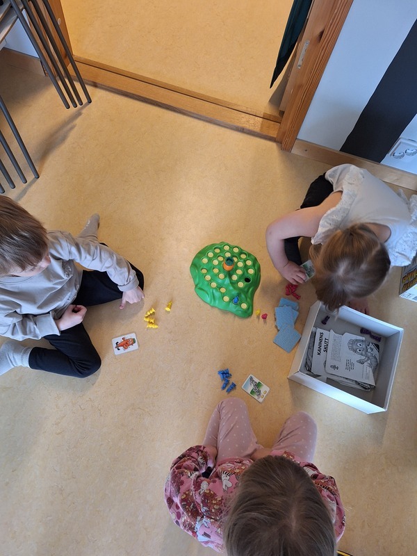 Lapset pelaavat lautapeliä