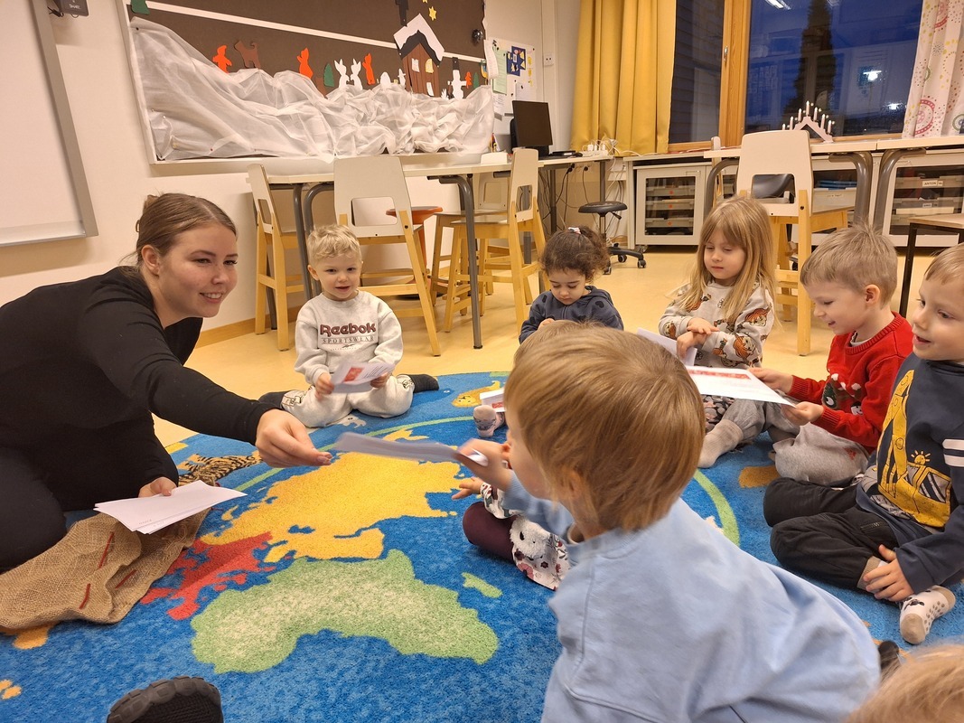 20251201_084216.jpg Lapset saavat kirjeen joulupukilta