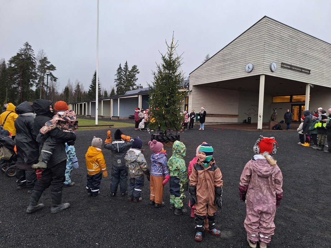 20251201_093721.jpg Joulupihan avajaiset