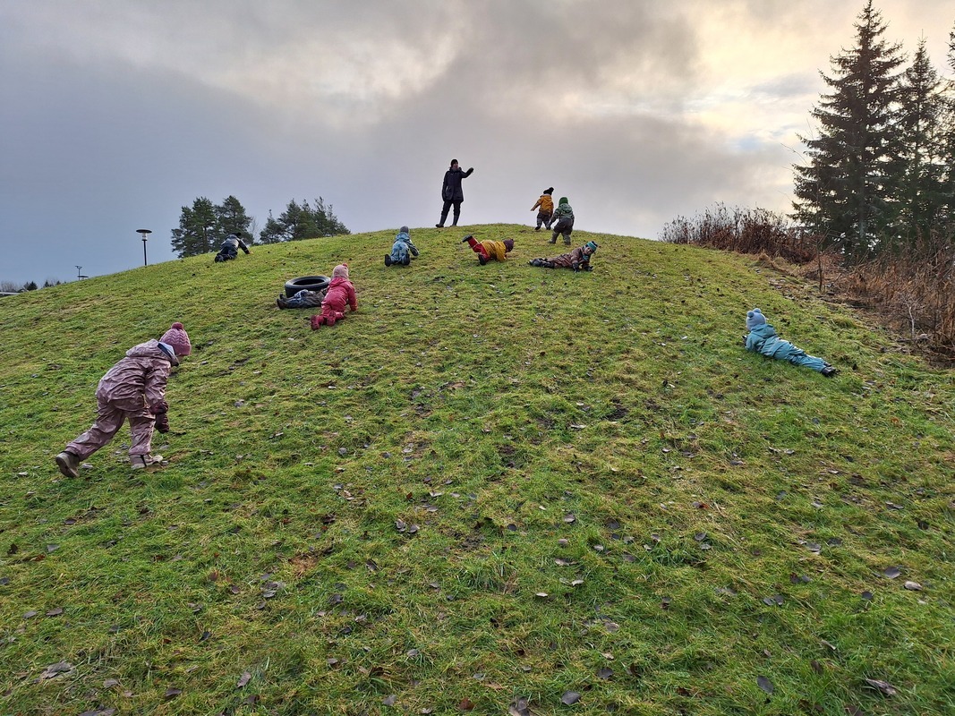 20251204_104755.jpg Lapset kierivät mäkeä