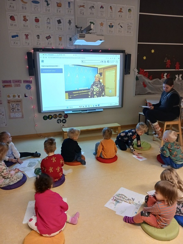 20251216_084039.jpg Lapset piirtävät lattialla