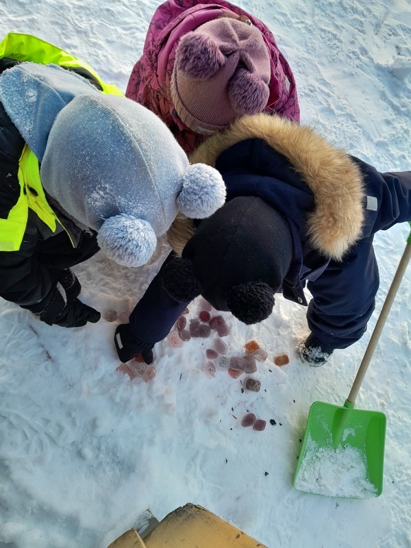 Lapset keräävät jäätimantteja maasta.