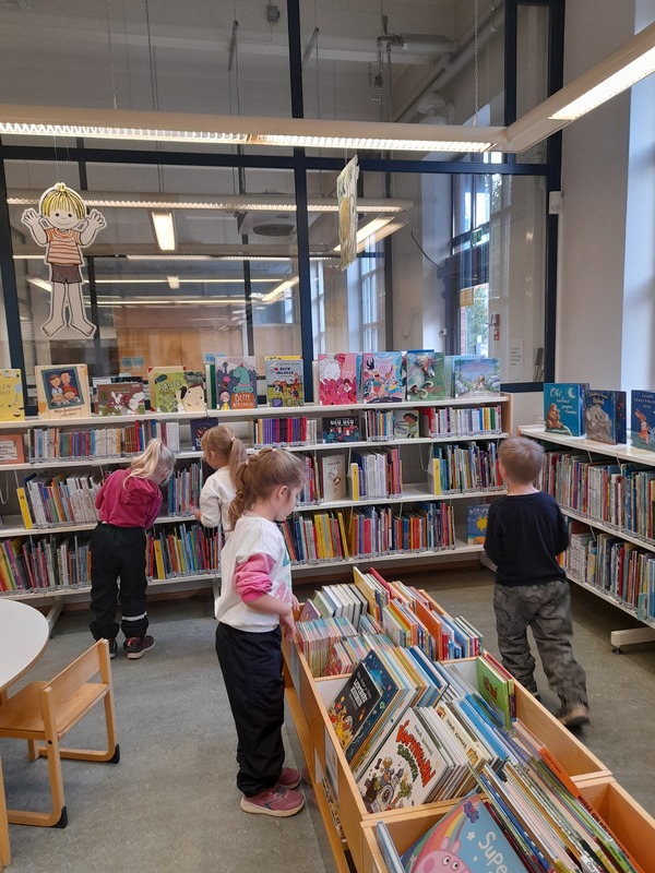 Lapset kirjastossa