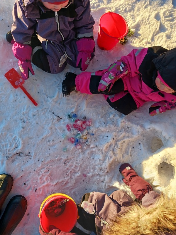 Lapset leikkivät ulkona jäätimanteilla