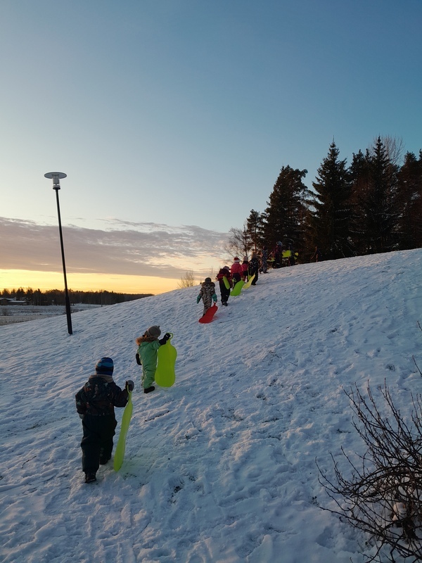 20241210_095223.jpg Lapset kiipeävät liukurimäelle.