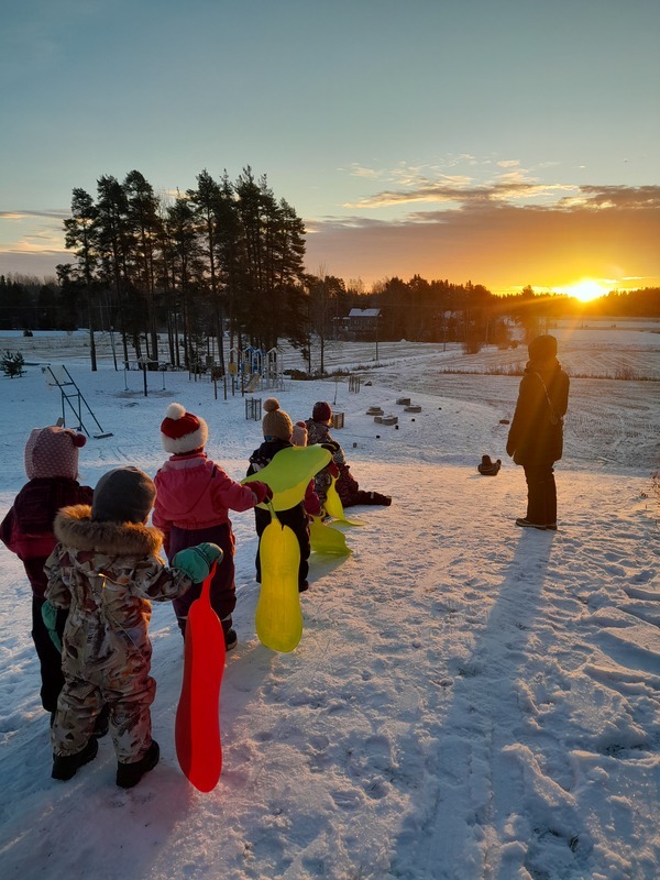20241210_095353.jpg Lapset laskevat mäkeä liukureilla.