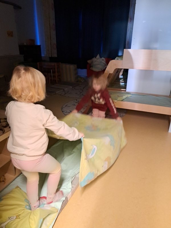 20241212_112040.jpg Lapset petaavat sänkyä.