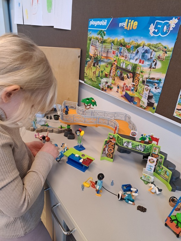 20241216_103456.jpg Lapsi leikkii eläintarha playmobile leluilla