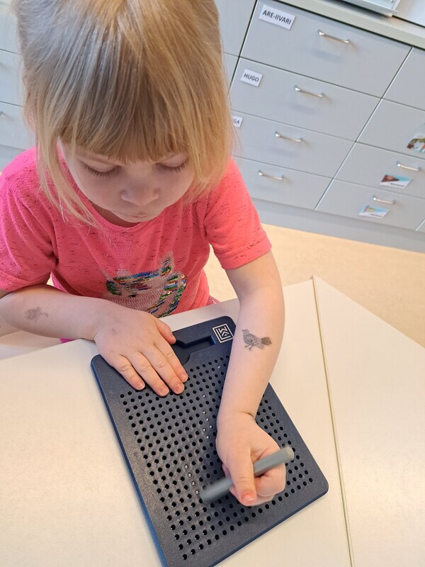 20241216_103417.jpg Lapsi pelaa magnettipeliä.