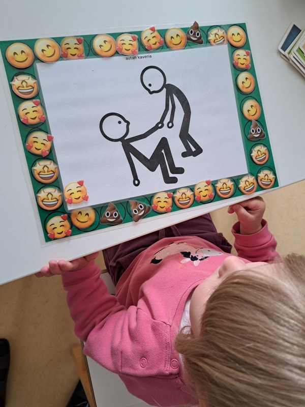 20240920_135237.jpg Lasten palkintotaulu kaverin auttamisesta.