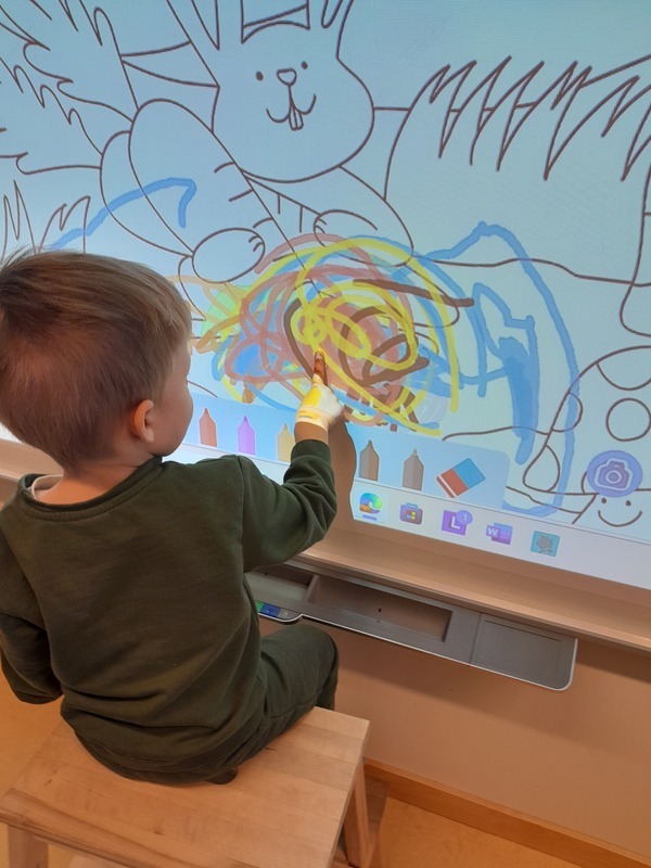 20241002_112207.jpg Lapsi tekee värityskuvaa smartilla.