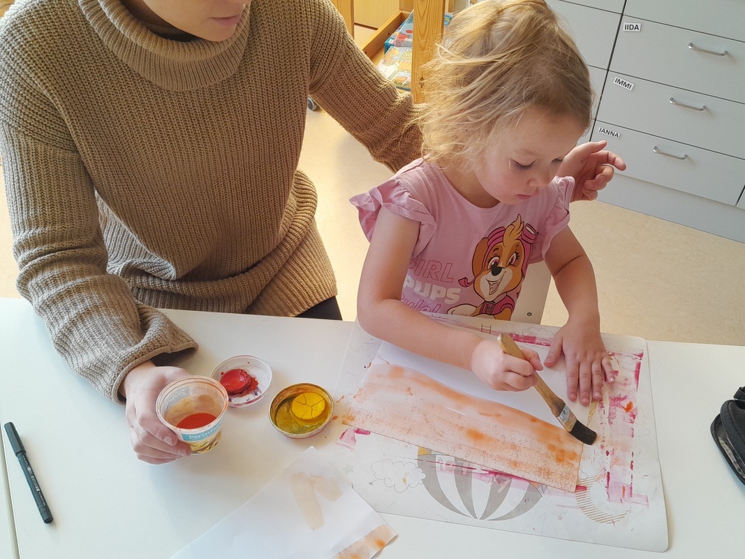 20241004_103930.jpg Lapsi laveeraa oranssilla värillä.