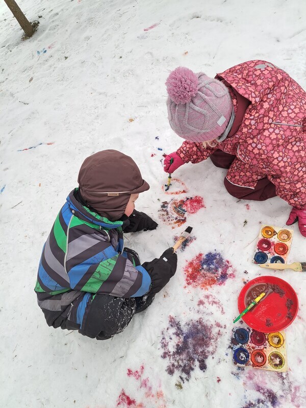 Lapset maalaavat lunta
