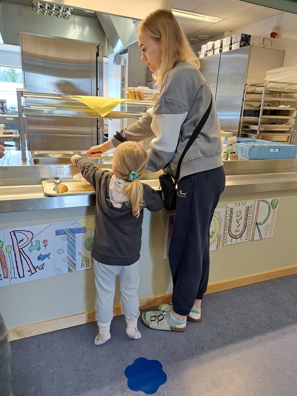 Lapsi ottaa itse ruokaa linjastolta.