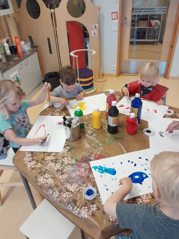 Lapsia maalaamassa mörköjä.