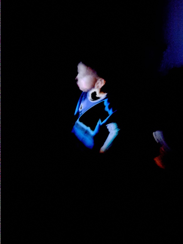 Lapset testasivat kuinka heijastimet näkyvät pimeässä taskulampun avulla.