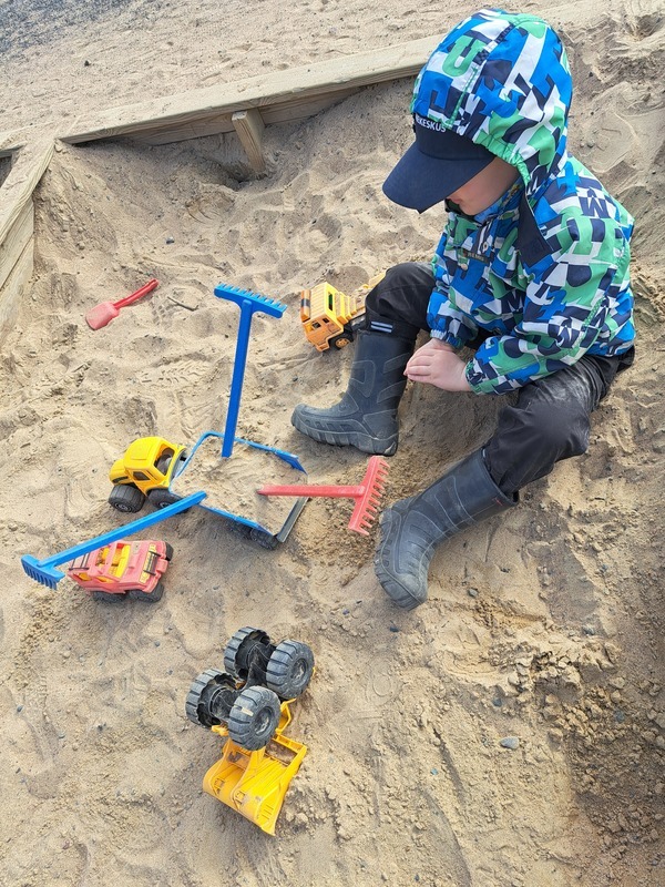 Lapsi leikkimässä hiekkalaatikolla