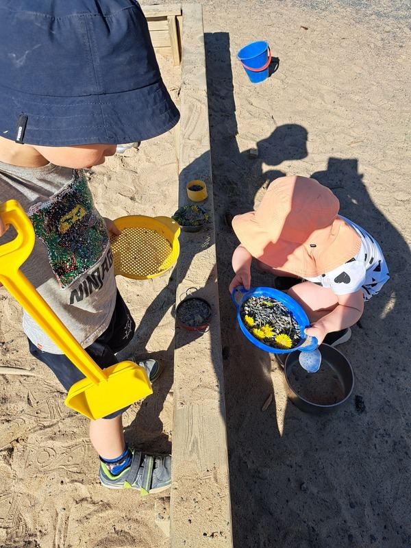 Lapsia hiekkaleikissä