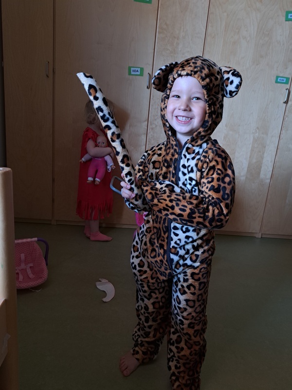 Lapsi pukeutunut tiikeri asuun