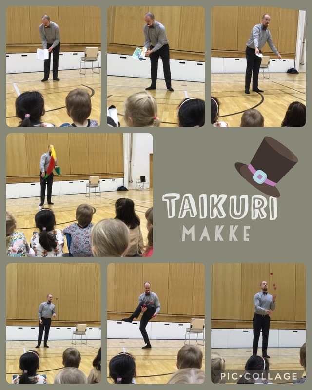 Taikuri esiintyy lapsille.