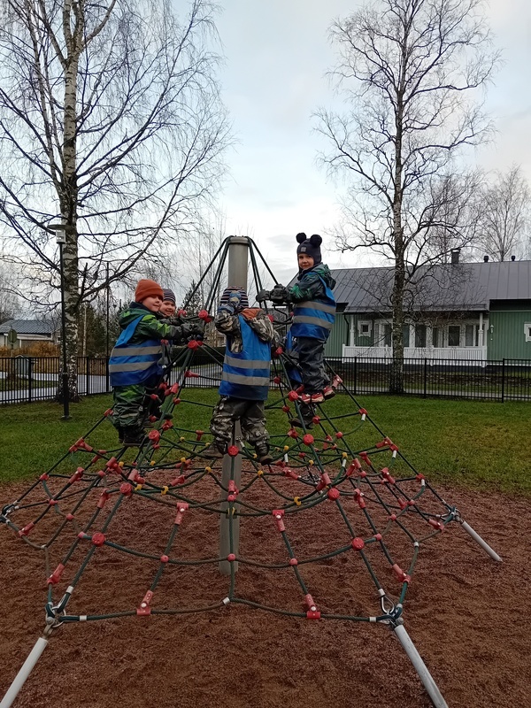 leikkipuistossa