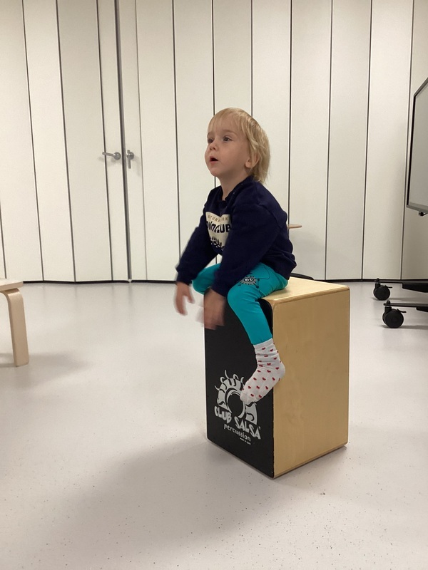 Lapsi soittaa rumpua