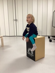 Lapsi soittaa rumpua