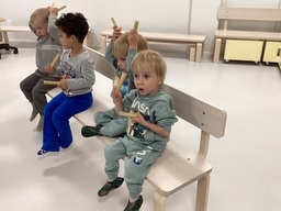 Lapset soittavat rutmikapuloilla