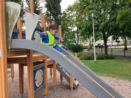 Lapsi laskee liukumäkeä
