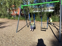 Lapsi keinuu