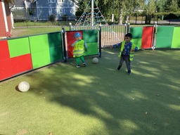 Lapset potkivat jalkapalloa