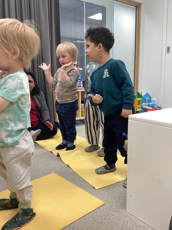 Lapset seisovat ja taputtavat