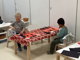 Lapset liimaavat