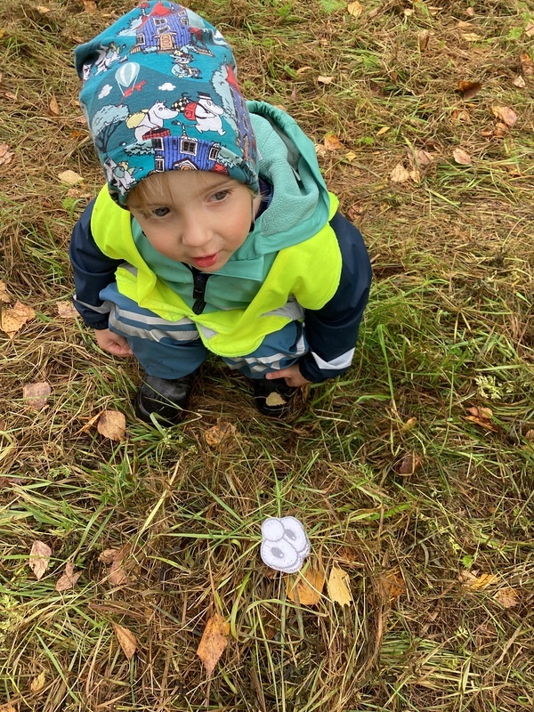 Lapsi ja ruohokasa jossa silmät